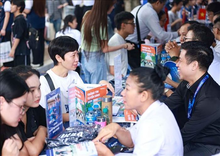 Tại gian tư vấn của các cơ sở đào tạo đại học, cao đẳng, thí sinh và phụ huynh cũng được cung cấp những thông tin thiết thực, quan trọng liên quan trực tiếp đến việc lựa chọn nguyện vọng vào các ngành, trường. Ảnh: Thanh Tùng/TTXVN