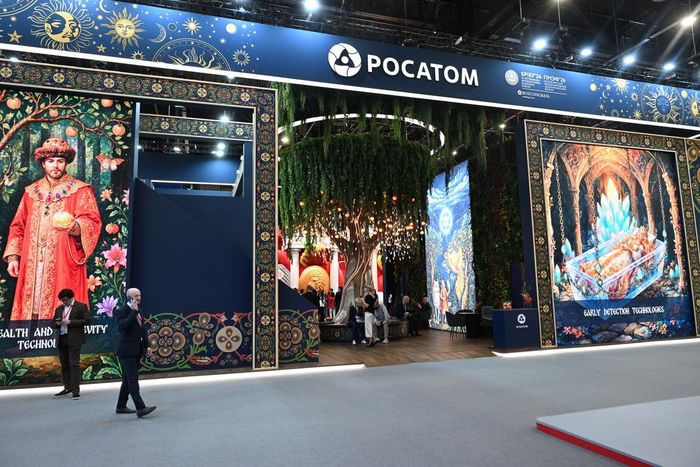 Gian hàng của Tập đoàn Năng lượng Nguyên tử Nhà nước Rosatom tại SPIEF-2026. Ảnh: Sputnik