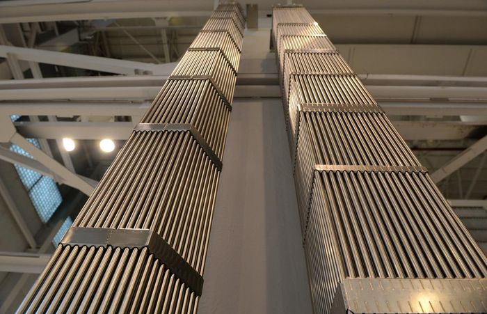 Mẫu các bó nhiên liệu hạt nhân TVS-2M dành cho lò phản ứng VVER-1000, và TVS-Kvadrat dành cho lò phản ứng PWR-900 do Nhà máy Hóa chất Tập trung Novosibirsk (Nga) sản xuất. Ảnh: Sputnik