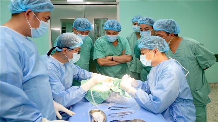 Thực hiện ca ghép gan thứ 5 tại Bệnh viện Trung ương Huế. Ảnh: TTXVN phát