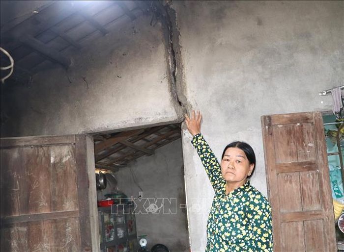 Bà Trương Thị Màu, phường Đức Phổ bức xúc khi nhà của bà bị hư hỏng nhưng không được đền bù.