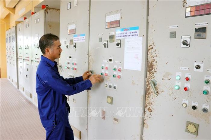Công nhân Công ty TNHH MTV Khai thác công trình thủy lợi Hải Dương vận hành máy bơm ở Trạm bơm Đò Neo, xã Đại Sơn để gạn tháo, hạ thấp mực nước ở kênh trục nội đồng. Ảnh: Mạnh Tú/TTXVN