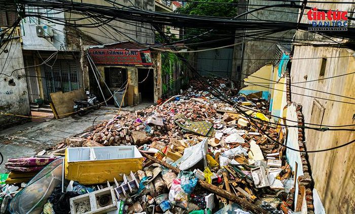 Vật liệu sau phá dỡ tập kết dọc tuyến ngõ 381 Nguyễn Khang.
