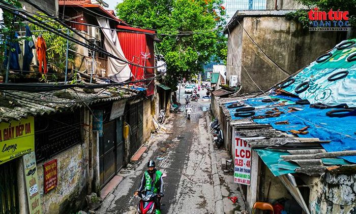 Ngõ 381 Nguyễn Khang hiện nhỏ hẹp, mặt đường xuống cấp sau nhiều năm sử dụng.
