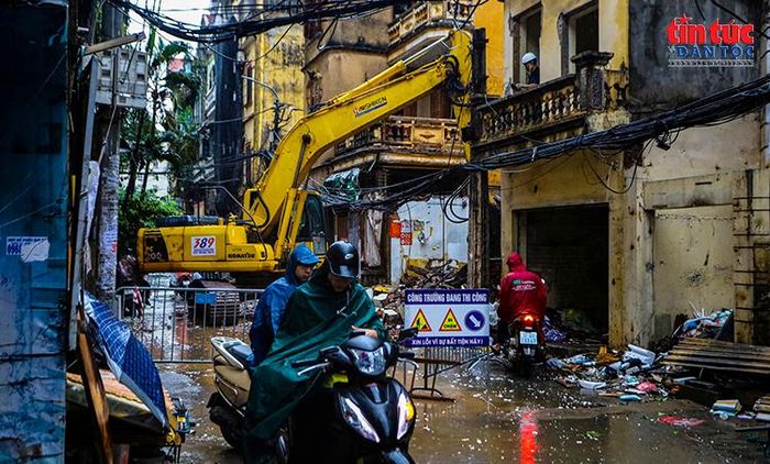 Việc thi công diễn ra trong điều kiện ngõ nhỏ, dân cư đông đúc khiến công việc phá dỡ khó khăn.