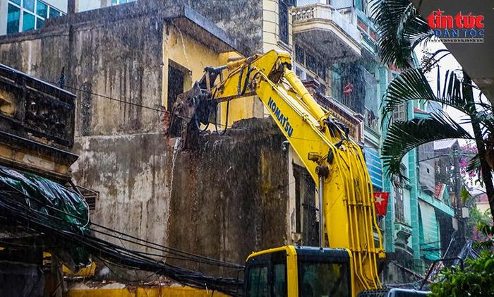 Nhà thầu huy động máy xúc phá dỡ các hạng mục cũ để bàn giao mặt bằng.