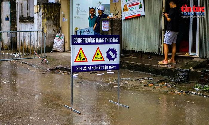 Biển cảnh báo được đặt tại khu vực đang thi công để bảo đảm an toàn.