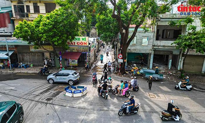 Lối vào ngõ 381 Nguyễn Khang từ phía đường lớn thường xuyên đông phương tiện qua lại.