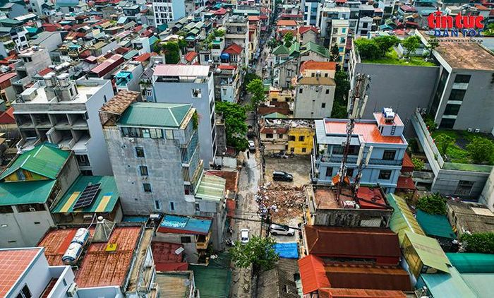 Ngõ 381 Nguyễn Khang là tuyến đi lại hằng ngày của nhiều hộ dân trong khu vực.