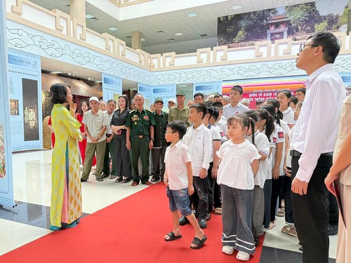 Trưng bày chuyên đề lần này giới thiệu gần 100 tài liệu, hình ảnh và mô hình xoay quanh Văn Miếu - Quốc Tử Giám.