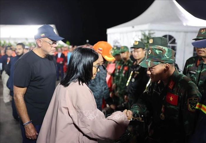 Quyền Tổng thống Venezuela Delcy Rodríguez thăm hỏi đoàn Việt Nam. Ảnh: TTXVN phát