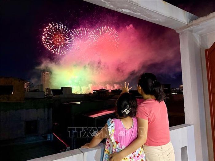 Trên sân thượng một ngôi nhà ở phường An Hải, người thân và bạn bè tụ tập từ sớm để chuẩn bị cho "bữa tiệc pháo hoa" quen thuộc mỗi mùa hè. Ảnh: Xuân Quý/TTXVN
