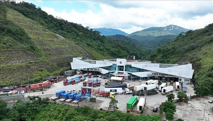 Khu kinh tế Cửa khẩu Quốc tế Cầu Treo (Hà Tĩnh) là cửa khẩu huyết mạch giao thương hàng hóa với đến thủ đô Vientiane (Lào). Ảnh: Vũ Sinh/TTXVN