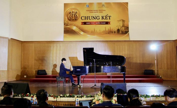 Phần thi piano của nhóm thí sinh từ 18 - 25 tuổi ở cả bảng chuyên và không chuyên.
