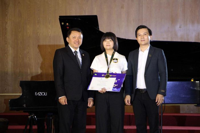 Trao giải cho nhóm thí sinh từ 18 - 25 tuổi ở bảng chuyên và không chuyên.
