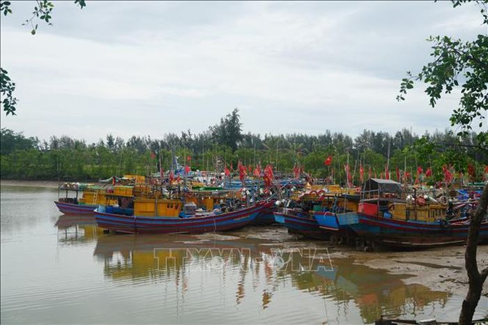 Hàng chục phương tiện neo đậu tại Âu tránh trú bão tàu thuyền Bắc Trung Bộ (phường Sầm Sơn) trong sáng 4/7. Ảnh: Hoa Mai/TTXVN