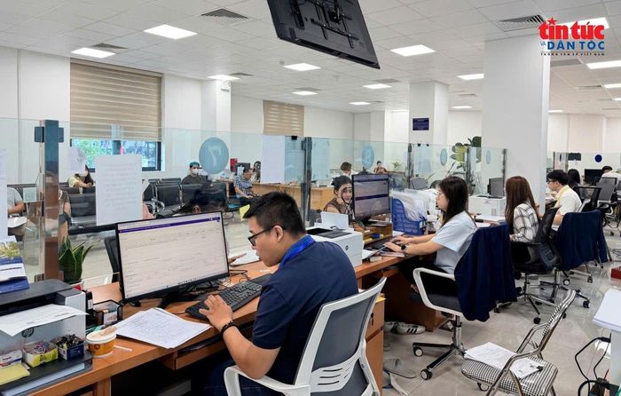 Trong khi các điểm chi nhành số 4 không làm việc, thì các điểm khác thuộc phường Hoàn Kiếm, Cầu Giấy, Tây Hồ vẫn hối hả trong sáng nay.