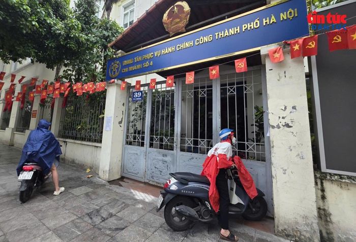 Người dân ngỡ ngàng khi điểm phục vụ hành chính công tại 39 Lê Thanh Nghị đóng cửa vào sáng thứ bảy.
