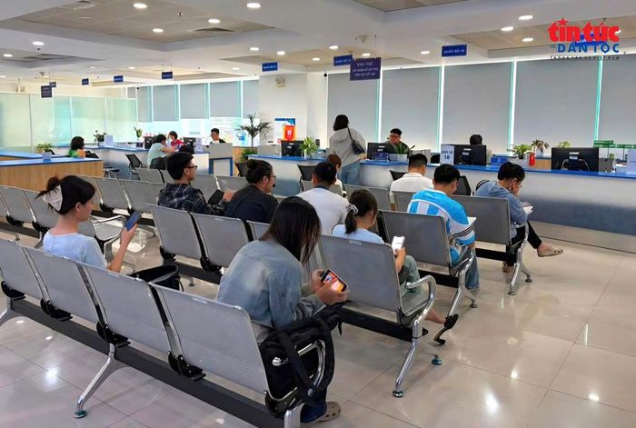 Người dân nộp hồ sơ giải quyết thủ tục hành chính tại Chi nhánh 1.
