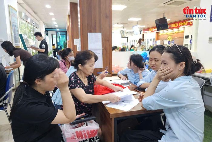 Người dân tranh thủ sáng thứ Bảy đến giải quyết thủ tục hành chính tại Chi nhánh số 3.
