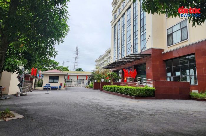 Hình ảnh bên trong khuôn viên điểm phục vụ hành chính công thuộc chi nhánh số 4 hôm nay trái ngược những ngày thứ bảy trước đây.