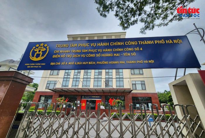 Sáng 4/7, các điểm thuộc Chi nhánh Trung tâm phục vụ hành chính công số 4 Hà Nội đồng loạt đóng cửa.