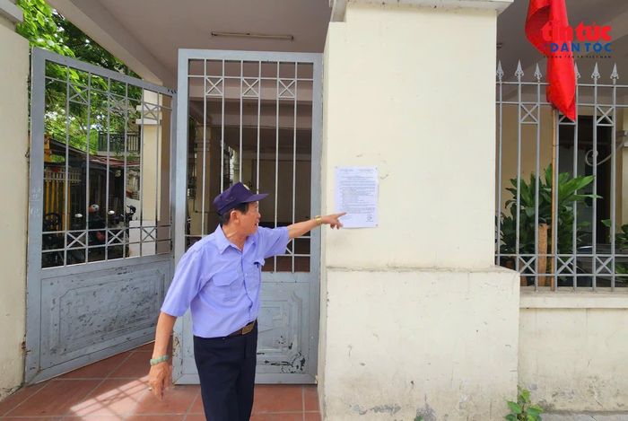 Bảo vệ tại điểm dịch vụ hành chính công 39 Lê Thanh Nghị giải thích lý do đơn vị này không làm việc buổi sáng thứ bảy.