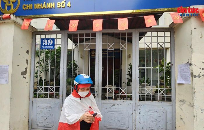 Một người dân phải quay về khi đến điểm phục vụ hành chính công Bạch Mai nộp hồ sơ.