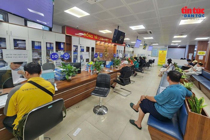 Chi nhánh số 3 (phường Ô Chợ Dừa) vẫn đông đủ cán bộ giải quyết hồ sơ giúp dân trong sáng thứ bảy.