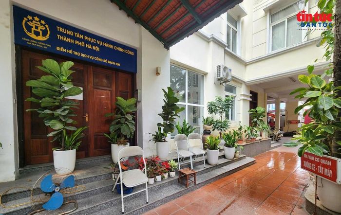 Bên trong điểm phục vụ hành chính công Bạch Mai không một bóng người.