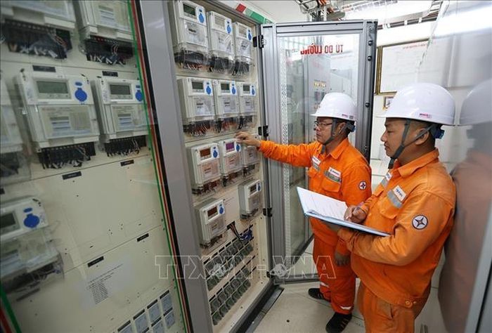Kiểm tra hệ thống đóng ngắt điện trước khi bảo trì, bảo dưỡng ở trạm biến áp 110kV Khu công nghiệp WHA, xã Trung Lộc, tỉnh Nghệ An. Ảnh: Vũ Sinh/TTXVN
