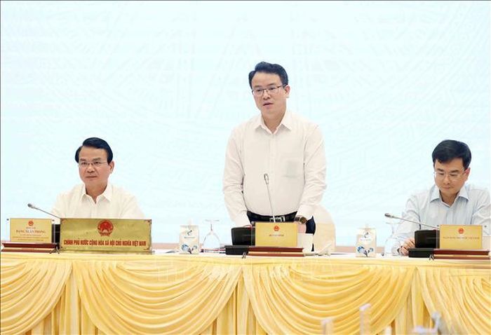 Thứ trưởng Bộ Tài chính Trần Quốc Phương trả lời câu hỏi của đại diện các cơ quan báo chí. Ảnh: An Đăng/TTXVN