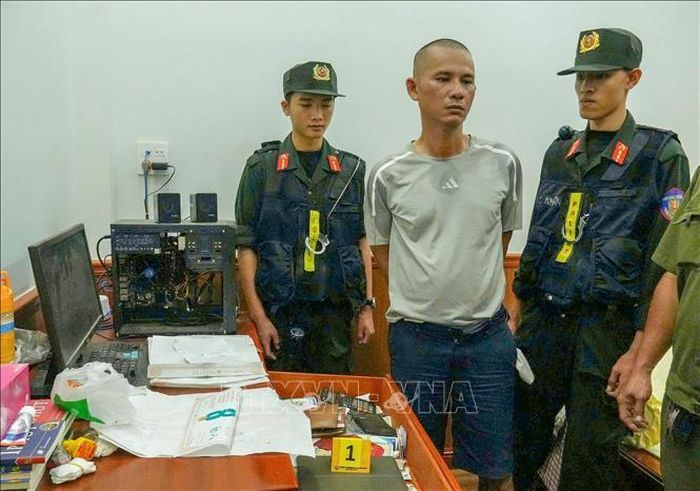 Các đối tượng trong đường dây cờ bạc bị Công an thành phố Cần Thơ bắt giữ. Ảnh: TTXVN phát