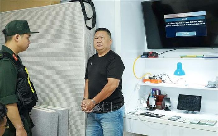 Các đối tượng trong đường dây cờ bạc bị Công an thành phố Cần Thơ bắt giữ. Ảnh: TTXVN phát