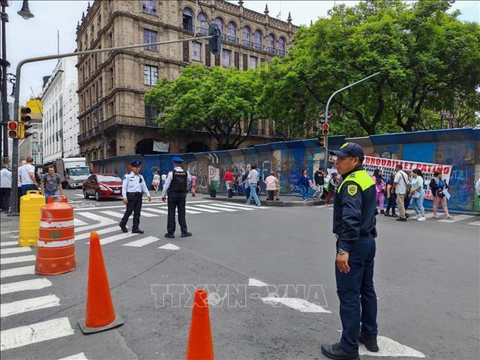Rào chắn để chỉnh trang một số khu vực quanh quảng trường Zócalo ở thủ đô Mexico City, phục vụ ngày hội bóng đá lớn nhất hành tinh.