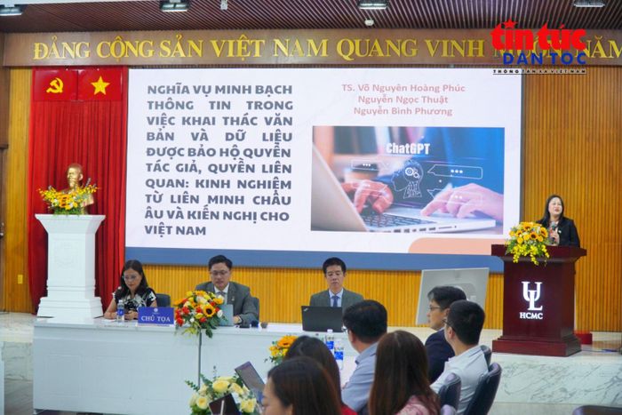 TS. Võ Nguyên Hoàng Phúc (Viện Sở hữu trí tuệ, Khởi nghiệp và Đổi mới sáng tạo) đại diện nhóm nghiên cứu trình bày tham luận về nghĩa vụ minh bạch dữ liệu AI từ kinh nghiệm của Liên minh Châu Âu.