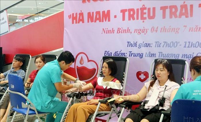 Các tình nguyện viên tham gia Ngày hội hiến máu.