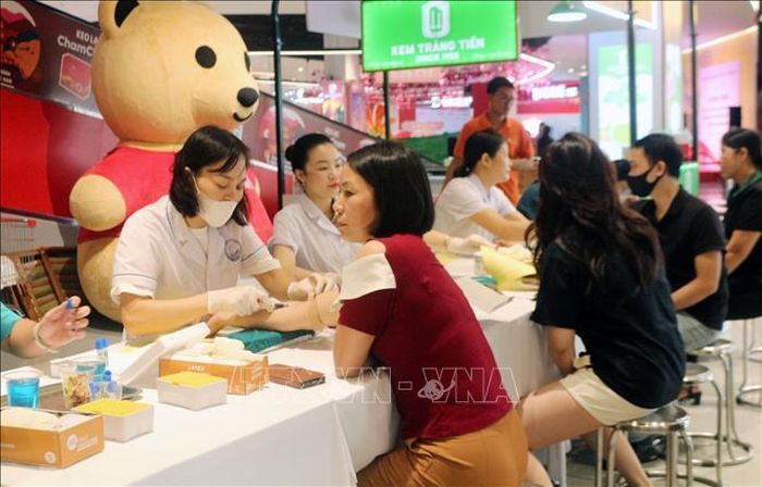 Các tình nguyện viên lấy máu xét nghiệm trước khi hiến máu.