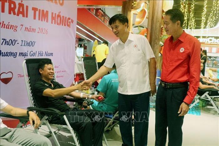 Lãnh đạo Hội Chữ thập đỏ tỉnh Ninh Bình động viên các tình nguyện viên tham gia Ngày hội hiến máu.