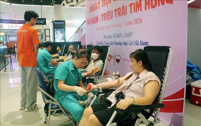 Với tinh thần “Hiến giọt máu đào - Trao đời sự sống”, các tình nguyện viên đã tích cực tham gia hiến máu.