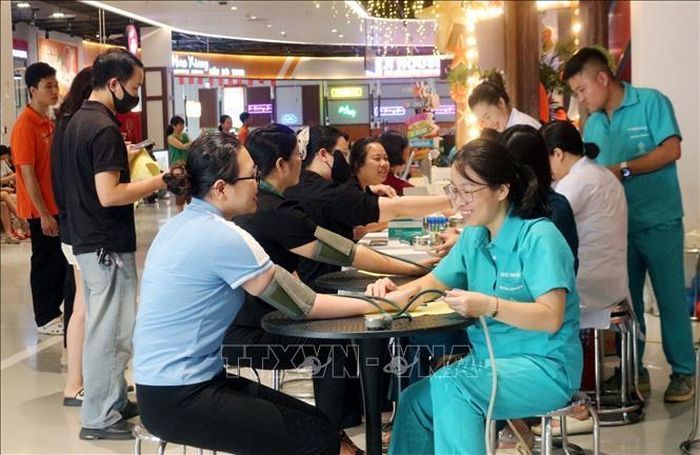 Các tình nguyện viên được kiểm tra sức khỏe trước khi hiến máu.