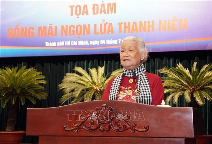 Họa sĩ Đặng Ái Việt, Anh hùng Lao động thời kỳ đổi mới, chia sẻ những ký ức về một thời tuổi trẻ cống hiến, chiến đấu tại tọa đàm "Sống mãi ngọn lửa thanh niên".