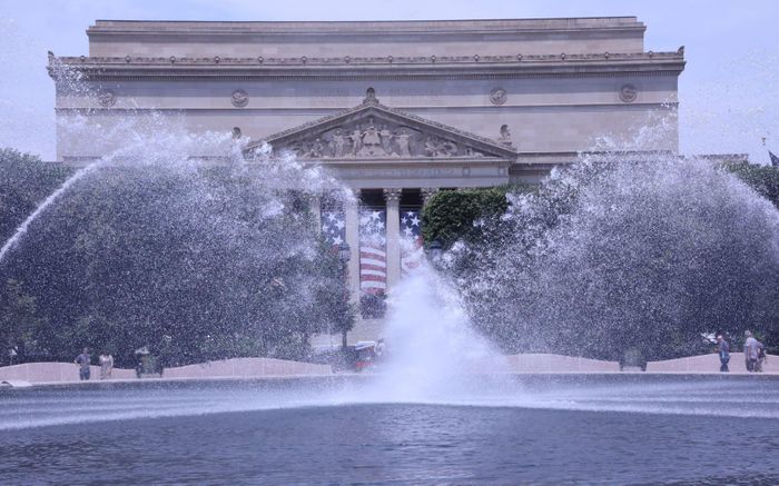 Đài phun nước tại khu vực Quảng trường Quốc gia ở thủ đô Washington, D.C., trở thành nơi người dân và du khách giải nhiệt giữa đợt nắng nóng cực đoan. Ảnh: Ngọc Quang/PV TTXVN tại Mỹ
