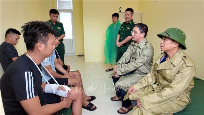 Ông Nguyễn Danh Hà, Chủ tịch UBND đặc khu Cô Tô (thứ 2 bên phải) cùng lãnh đạo đặc khu Cô Tô thăm hỏi, động viên các thuyền viên trong vụ đắm tàu ngày 3/7 trên đặc khu Cô Tô.Ảnh: TTXVN phát.