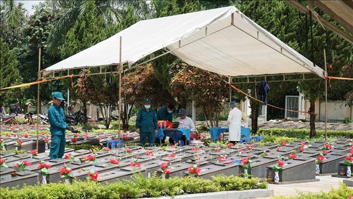 Tổ công tác khai quật, lấy mẫu hài cốt liệt sĩ tại Nghĩa trang Liệt sĩ Đức Cơ (xã Đức Cơ, tỉnh Gia Lai).