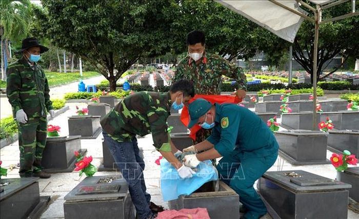 Tổ công tác khai quật, lấy mẫu hài cốt liệt sĩ tại Nghĩa trang Liệt sĩ Đức Cơ (xã Đức Cơ, tỉnh Gia Lai).