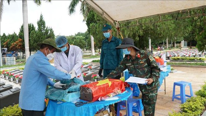 Tổ công tác khai quật, lấy mẫu hài cốt liệt sĩ tại Nghĩa trang Liệt sĩ Đức Cơ (xã Đức Cơ, tỉnh Gia Lai).