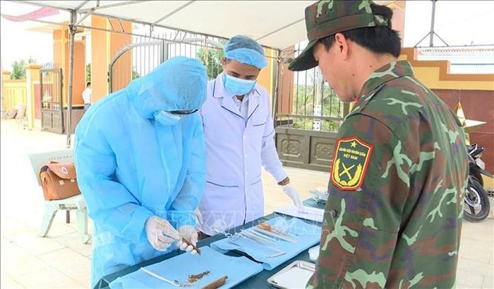 Từng công đoạn lấy mẫu hài cốt liệt sĩ được thực hiện cẩn trọng nhằm bảo đảm chất lượng phục vụ công tác xác định danh tính.