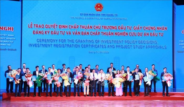 Lãnh đạo tỉnh Quảng Trị đã trao quyết định chủ trương đầu tư, giấy chứng nhận đăng ký đầu tư và chấp thuận nghiên cứu, khảo sát các dự án. Ảnh: Tường Vi/TTXVN