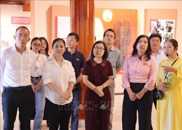 Đoàn công tác tại Nhà lưu niệm Chủ tịch Hồ Chí Minh, đặc khu Phú Quốc, tỉnh An Giang. Ảnh: Lê Huy Hải/TTXVN